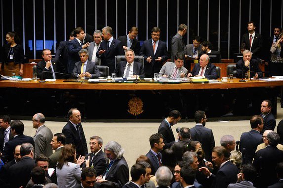 Trata-se de um teatro onde a hipocrisia é o dom maior: o Congresso Nacional, que nunca considerou ilícitas as condutas das quais acusou Dilma de praticar, a condenou afirmando serem ilícitas, e após encerrado o processo de impeachment, aprovam uma lei dizendo que a mesma conduta agora é legítima e, portanto, permitida