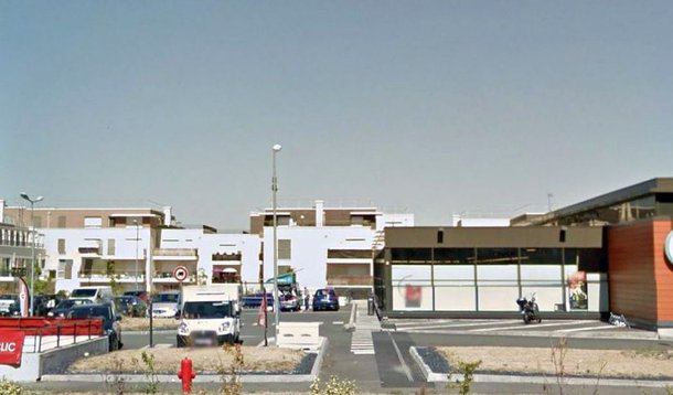 Autoridades policiais francesas disseram que um homem abriu fogo próximo a um supermercado a oeste de Paris ferindo duas pessoas; de acordo com a imprensa, o atirador era conhecido da polícia por comportamento violento