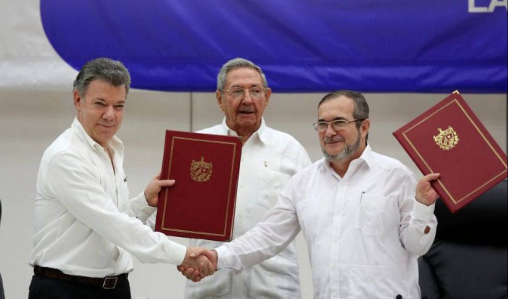 Em cerimônia na cidade de Havana, capital de Cuba, o presidente colombiano Juan Manuel Santos e o líder do grupo guerrilheiro Forças Armadas Revolucionárias da Colômbia (Farc), Rodrigo Londono, assinaram nesta quinta-feira 23 um acordo de cessar-fogo bilateral definitivo, abrindo caminho para um tratado de paz que dê fim ao conflito que já dura mais de meio século