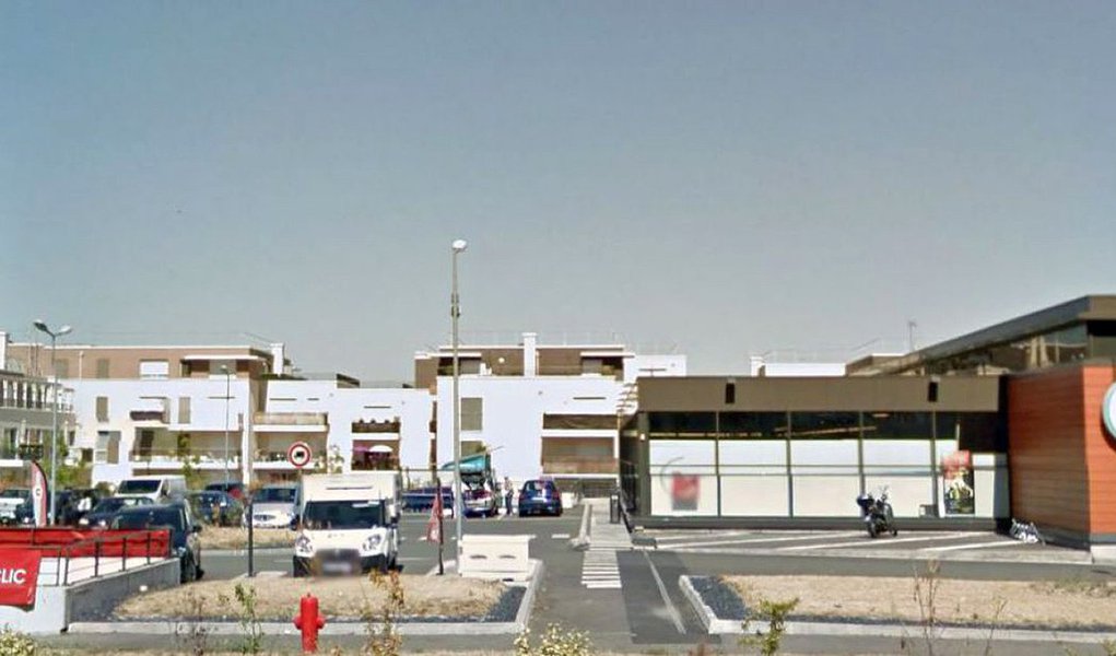 Autoridades policiais francesas disseram que um homem abriu fogo próximo a um supermercado a oeste de Paris ferindo duas pessoas; de acordo com a imprensa, o atirador era conhecido da polícia por comportamento violento