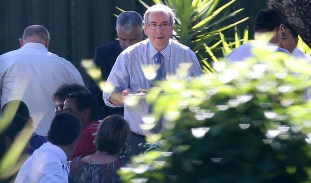 Ao lado da mulher Cláudia Cruz, que teve denúncia recebida pelo juiz federal Sergio Moro na Operação Lava Jato, deputado afastado Eduardo Cunha (PMDB-RJ) organizou um churrasco com música ao vivo e garrafas de espumante nesta quarta-feira (27) para se despedir da residência oficial da presidência da Câmara; a recepção, que reuniu cerca de 50 pessoas, sem a presença de parlamentares, aconteceu durante o almoço no jardim da casa