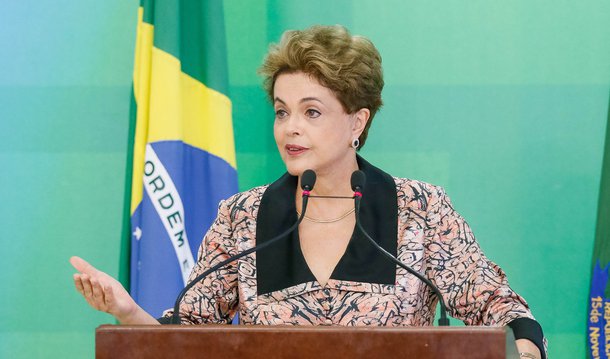 A defesa da presidente eleita Dilma Rousseff protocolou nesta terça (26) pedido à comissão especial do impeachment no Senado para adiar em dois dias a entrega das alegações finais na fase intermediária do processo que a petista enfrenta; o prazo para entrega da defesa se encerra nesta quarta (27); o pedido foi encaminhado ao presidente da comissão do Senado, Raimundo Lira (PMDB-PB), a quem caberá a decisão