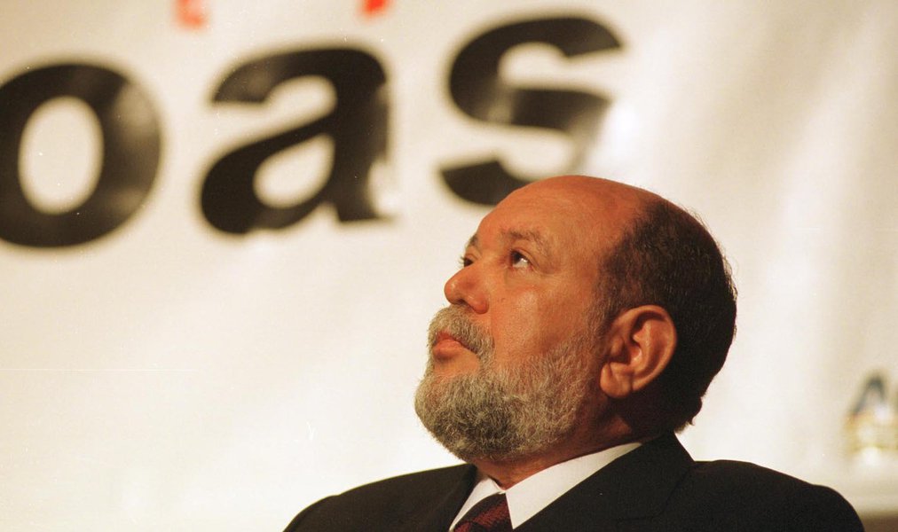 "Há diversas teorias na praça, mas nenhuma delas pode driblar um fato concreto. É a primeira vez que o vazamento de informações é usado como motivo para melar um acordo de delação. As acusações de Delcídio do Amaral, Sérgio Machado e Ricardo Pessoa jorraram à vontade antes de os três se livrarem da cadeia", diz o colunista Bernardo Mello Franco, que estranha o fato da delação de Léo Pinheiro, da OAS, ter sido suspensa pelo MP