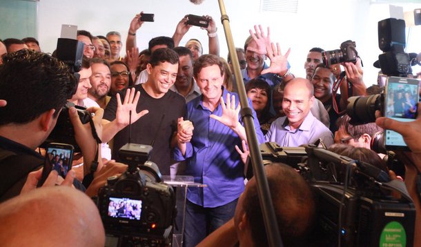 Ao lado de parlamentares do PSD, deputado federal, que obteve 9% dos votos no 1° turno, anunciou apoio à candidatura do atual líder nas pesquisas; com um discurso de união em prol do povo do Rio de Janeiro e apresentação de uma carta de "princípios", Indio destacou o programa de governo: “Não acredito em voto branco ou nulo, e fiquei muito bem impressionado com o plano de governo do Crivella, que tem muitas semelhanças com o nosso”