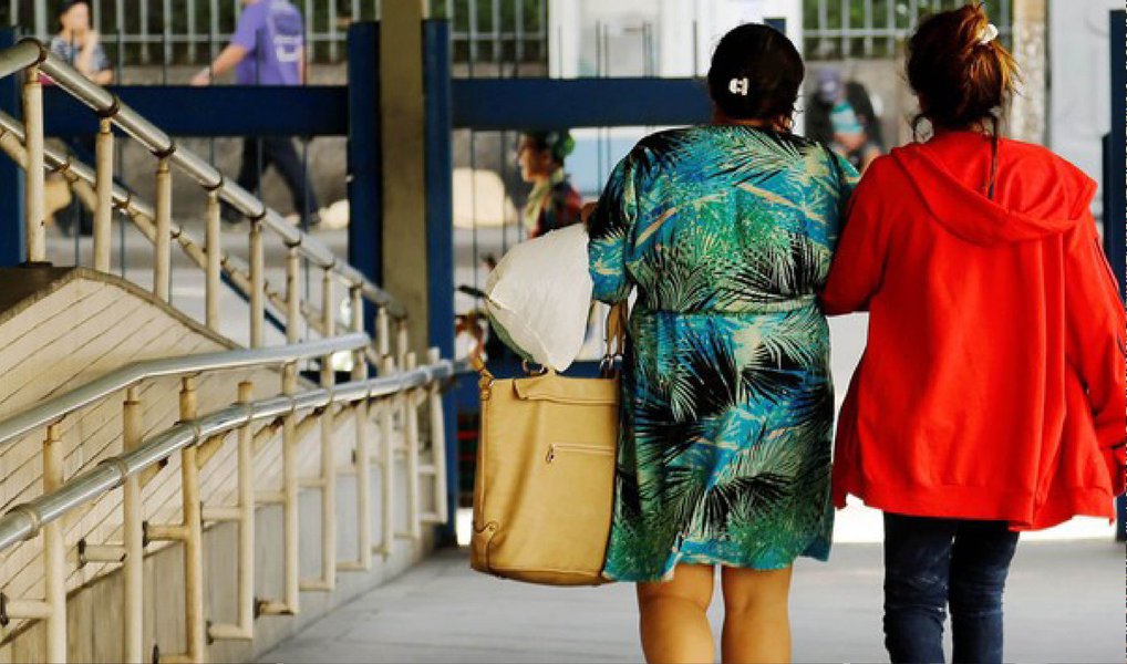  A jovem de 16 anos que supostamente sofreu um estupro coletivo na Zona Oeste do Rio poderá mudar de nome, pois vem recebendo ameças, inclusive de outros estados; de acordo com o secretário Estadual de Assistência Social e Direitos Humanos, Paulo Melo, a coordenação do Programa de Proteção a Crianças e Adolescentes Ameaçados de Morte (PPCAM) está avaliando a possibilidade