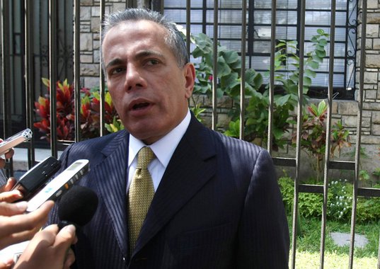 Ex-governador do estado de Zulia, Manuel Rosales, um dos principais opositores ao governo de Nicolás Maduro, foi transferido para o regime de prisão domiciliar; ele estava preso desde outubro do ano passado em uma das sedes do Serviço Bolivariano de Inteligência Nacional (Sebin), em Caracas; informação foi confirmada por Eveling de Rosales, prefeita da cidade de Maracaibo e esposa do prisioneiro; o secretário-geral da União das Nações Sul-Americanas (Unasul), Ernesto Samper, disse que a decisão "fortalece o diálogo entre os venezuelanos"