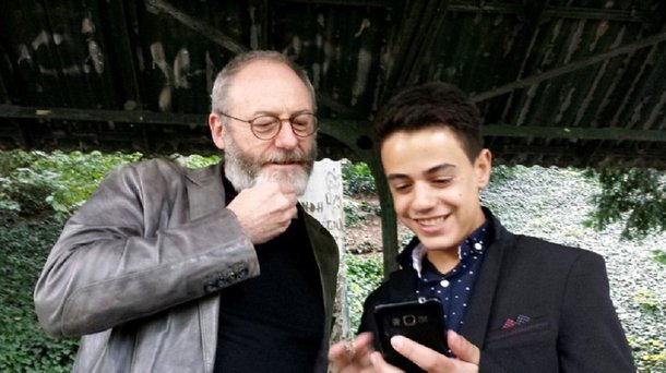 O ator de "Game of Thrones" Liam Cunningham fez visita surpresa para um refugiado adolescente sírio agora portador de um visto alemão e morando em Stuttgart, um mês depois de encontrá-lo pela primeira vez na Jordânia; Cunningham, que interpreta Ser Davos Seaworth na exitosa série de TV de fantasia medieval da HBO, conheceu Hussam, de 16 anos, quando visitou a cidade de Irbid, no norte da Jordânia, em setembro, como parte de um projeto da organização de caridade World Vision para promover a conscientização sobre o sofrimento dos refugiados