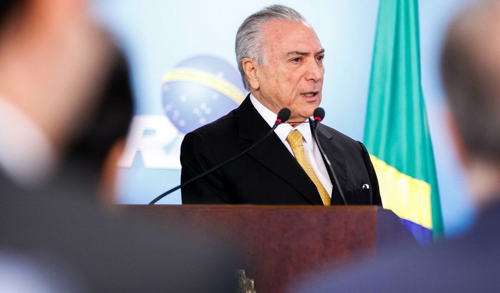 Até o fim de dezembro, o governo interino de Michel Temer projeta gasto recorde de R$ 95,4 bilhões a mais do que o montante desembolsado no primeiro semestre; ao mesmo tempo, a estimativa oficial é que as receitas da União caiam R$ 10 bilhões; com isso, o déficit do segundo semestre deste ano poderá chegar a R$ 138 bilhões - mais de quatro vezes aquele registrado de janeiro a junho, quando ficou em R$ 32,5 bilhões, de acordo com dados divulgados ontem pelo Tesouro