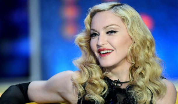 A cantora pop Madonna venceu nesta quinta (2) um processo de violação de direitos autorais relativo à sua canção "Vogue", no qual se alegava que um produtor copiou um segmento de uma fração de segundo da seção de metais de uma canção anterior; a Corte de Apelações do 9° Circuito dos Estados Unidos determinou que uma audiência geral não irá reconhecer o trecho de 0,23 segundo de "Vogue" como originalmente pertencente a "Love Break"