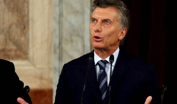 Após denúncia apresentada nesta segunda-feira (30) por Gabriela Cerruti, ex-deputada da cidade de Buenos Aires e integrante do partido de oposição Nuevo Encuentro, a Justiça argentina investigará o presidente da Argentina, Mauricio Macri, por suposto enriquecimento ilícito; em declaração juramentada apresentada na última quinta, Macri indicou que seu patrimônio passou de aproximadamente 52 milhões de pesos (cerca de R$ 13,4 milhões) no fim de 2014 para 110 milhões (R$ 28,3 milhões) no fim do ano passado; o valor corresponde a um aumento de 111% durante 2015
 