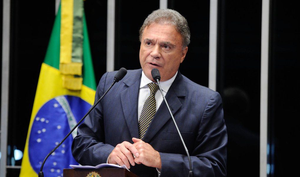 O senador Álvaro Dias (PV-PR) afirma que as denúncias da Operação Lava Jato não mudam seu voto pelo impeachment da presidente Dilma Rousseff, mas avisa que não gosta do governo Temer “na forma e no conteúdo”; para ele, as revelações da delação premiada do ex-presidente da Transpetro Sérgio Machado deixaram no Senado a sensação de que “a Casa está desabando sobre nossas cabeças”