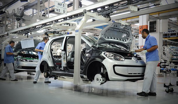 Para evitar cortes aleatórios de 3,6 mil trabalhadores excedentes, empresa propõe a abertura de novo Programa de Demissão Voluntária (PDV), redução de salários para novos funcionários, corte no adicional noturno, nos benefícios e fim da estabilidade para acidentados; a VW justificou que as projeções do setor indicam que o mercado brasileiro deve consumir 2 milhões de veículos neste ano, 20% menos que em 2015