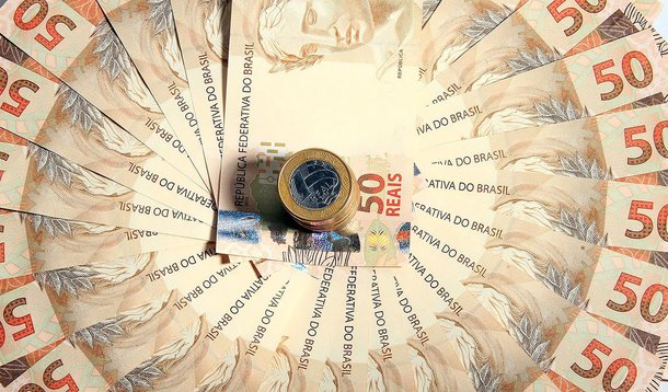 Rendimento real dos 10% mais ricos subiu 2,4% nos últimos 12 meses, segundo o Instituto de Pesquisa Econômica Aplicada (Ipea), com base em dados da Pesquisa Nacional por Amostra de Domicílios (Pnad), do IBGE; já os rendimentos reais para quem recebe menos que um salário mínimo caíram cerca de 9% nos últimos 12 meses; apenas o trabalhador que ganha exatamente o salário mínimo não apresentou queda na renda
