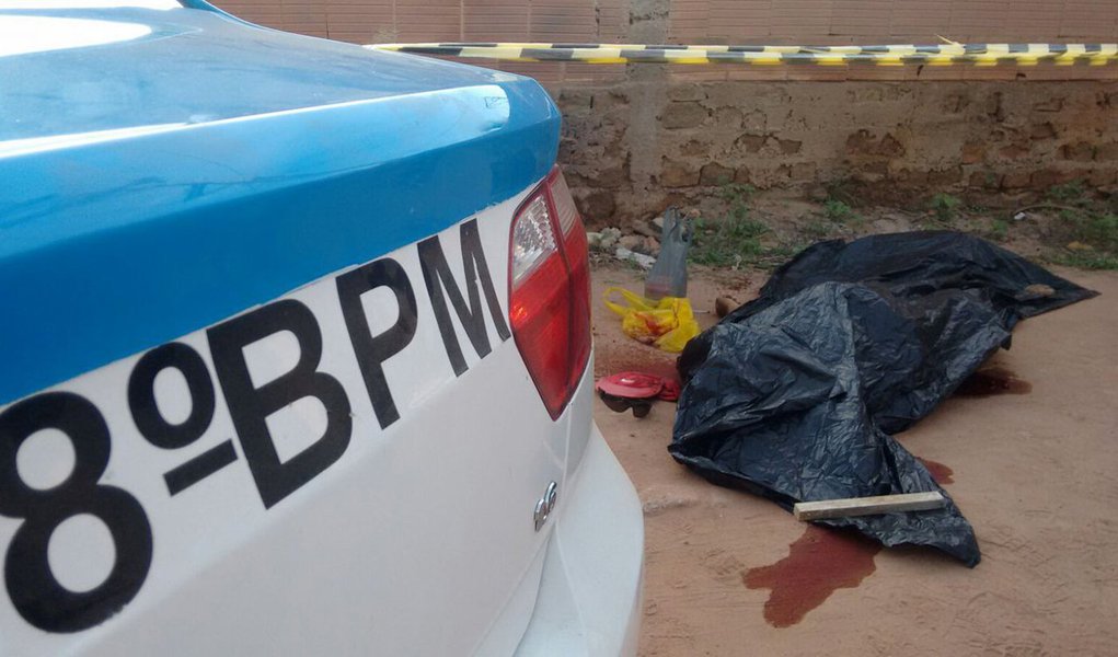 As mortes violentas intencionais – que englobam os homicídios dolosos, os latrocínios, os autos de resistência e as lesões seguidas de morte – chegaram a 466 casos no mês de julho, o que corresponde a 15 mortes por dia; o dado faz parte do relatório mensal do Instituto de Segurança Pública (ISP); os homicídios dolosos, quando há intenção de matar, somaram 368 casos; os autos de resistência, quando o indivíduo morrem em confronto com a polícia, foram 74; os latrocínios (roubos seguidos de morte) totalizaram 15; no período, foram registradas nove casos de lesões corporais seguidas de morte