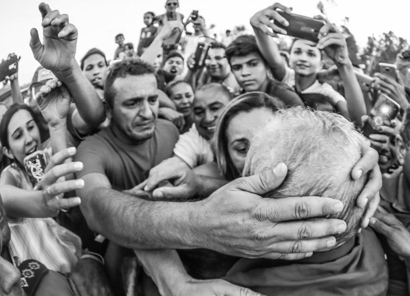 "Ao acolher a denúncia 'sem nenhuma prova, mas cheia de convicções' dos procuradores contra o ex-presidente Lula, o justiceiro Sérgio Moro fica a um passo da encenação final planejada para a Lava Jato: ou [1] a prisão do Lula; ou, no mínimo, [2] o seu enquadramento criminal, para impedi-lo de disputar e vencer a eleição de 2018", escreve Jeferson Miola; para o colunista, "a Lava Jato não quer passar o Brasil a limpo; não pretende combater de verdade a corrupção. O objetivo da Operação é arrasar a imagem do Lula e do PT"; "Os justiceiros estão assumindo objetivamente o risco do conflito social que a perseguição e a injustiça a Lula podem ocasionar", conclui Miola