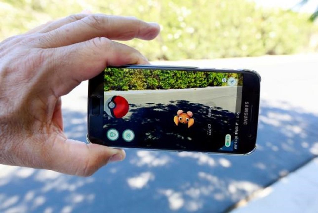 The augmented reality mobile game Pokemon Go by Nintendo is shown on a smartphone screen in this photo illustration taken in Palm Springs, California U.S. July 11, 2016. REUTERS/Sam Mircovich/Illustration