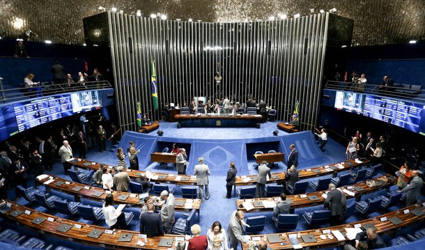 A Comissão Especial do Impeachment aprovou nesta quarta (22) um novo cronograma de trabalho, tendo em vista o número de testemunhas ouvidas, acima do previsto; até agora, já foram ouvidas 31 testemunhas, sendo seis de acusação e o restante, de defesa; a atual fase, de depoimentos, pode ser encerrada no dia 4 de agosto, e o julgamento final do processo pode ocorrer a partir do dia 9 do mesmo mês; o depoimento da presidente Dilma Rousseff está marcado para o dia 6 de julho , mas ela não é obrigada a comparecer à comissão