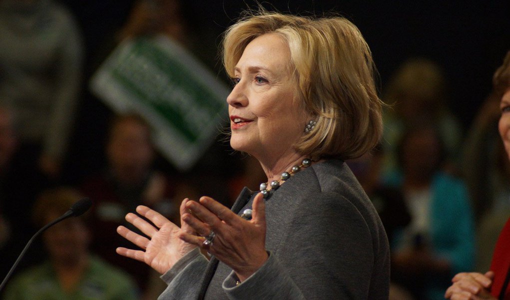 Principal jornal dos EUA diz que candidata democrata está mais qualificada do que o rival republicano Donald Trump para lidar com os desafios enfrentados pelo país: "O compromisso de uma vida inteira para resolver problemas no mundo real qualifica Hillary Clinton para este trabalho, e o país deve colocá-la para trabalhar"