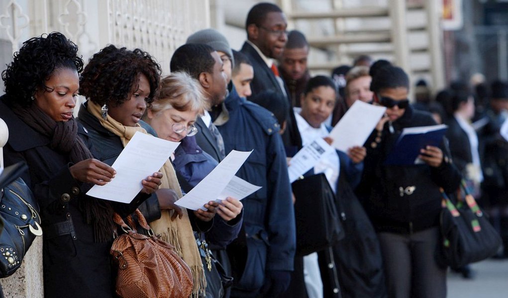 A taxa de desemprego nos Estados Unidos caiu 0,03% para 4,7% em maio, o menor nível desde novembro de 2007; economistas consultados pela Reuters esperavam criação de 164 mil vagas em maio e queda da taxa de desemprego a 4,9%