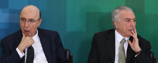 Eis mais uma prova de como a crise política vem contribuindo para arruinar as finanças públicas: a arrecadação federal registrou, em julho, seu pior resultado para o mês desde 2010, segundo a Receita Federal; a arrecadação de R$ 107,416 bilhões representa uma queda real de 5,8% sobre igual período de 2015, em mais um dado que reflete o impacto da recessão para os cofres públicos; no acumulado de janeiro a julho, a arrecadação somou R$ 724,673 bilhões, declínio de 7,11% sobre igual etapa do ano passado