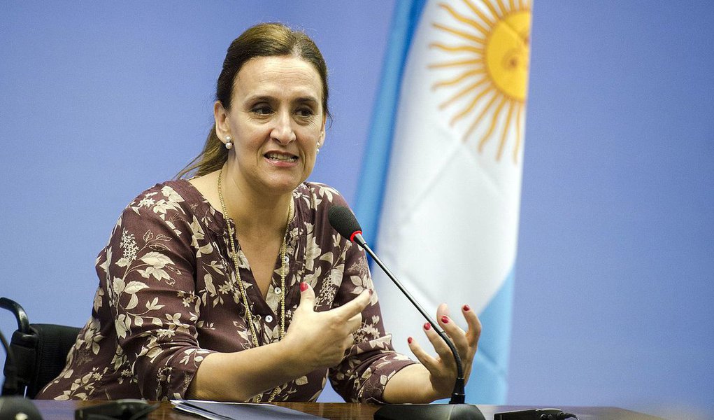 Juiz federal argentino, Ariel Lijo, exigiu da Unidade de Informação Financeira (UIF) e do Banco Central nacional que apresentassem urgentemente informações sobre a fundação Suma, presidida pela vice-presidente Gabriela Michetti; objetivo é saber se foram detectadas na fundação "suspeitas operações" de lavagem de dinheiro; nas últimas semanas de agosto, a Inspeção Geral da Justiça (IGJ) argentina informou que muitas fundações ligadas ao partido do presidente Mauricio Macri, não apresentaram as suas contas