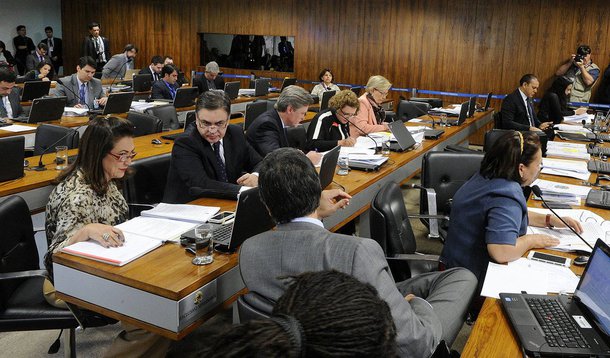 O mais paradoxal é que a sobrevivência da Lava-Jato depende justamente da sobrevivência do governo Dilma, que ajudou a afastar. Se ela for afastada definitivamente no próximo julgamento do Senado, a Lava-Jato também terá seus dias contados, porque Temer certamente não vai deixar que seus ministros sejam investigados, até porque se eles forem presos e condenados o governo desmorona