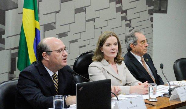 Comissão de Assuntos Econômicos (CAE) aprovou por 19 votos a favor e 8 contrários a indicação do economista Ilan Goldfajn para a presidência do Banco Central; nome segue hoje para análise do Plenário e será confirmado se obtiver o voto da maioria simples dos senadores; economista disse que pretende manter o atual sistema de metas no controle da inflação e destacou como prioridade manter o índice inflacionário baixo e a estabilidade da moeda