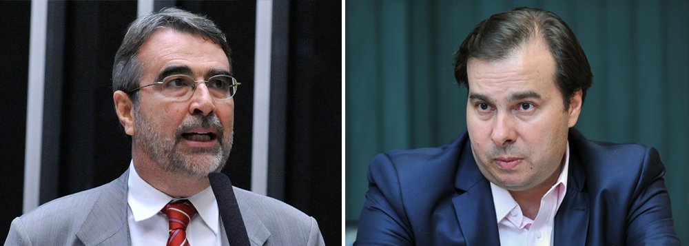 O presidente da Câmara dos Deputados, Rodrigo Maia (DEM-RJ), fez tudo, nos últimos dias, para se afastar do processo contra Eduardo Cunha (PMDB-RJ) evitar ser protagonista de ações que protelem a cassação; mas não conseguiu; principalmente depois de ter marcado a data da sessão sobre o futuro do ex-presidente da Câmara para 12 de setembro; "Ele (Maia) cancelou todos os trabalhos parlamentares da semana que vem para não votar a cassação do Cunha. Isso é inaceitável e é um desrespeito com a população. É quase um deboche com o povo brasileiro", diz o deputado Henrique Fontana (PT-RS)