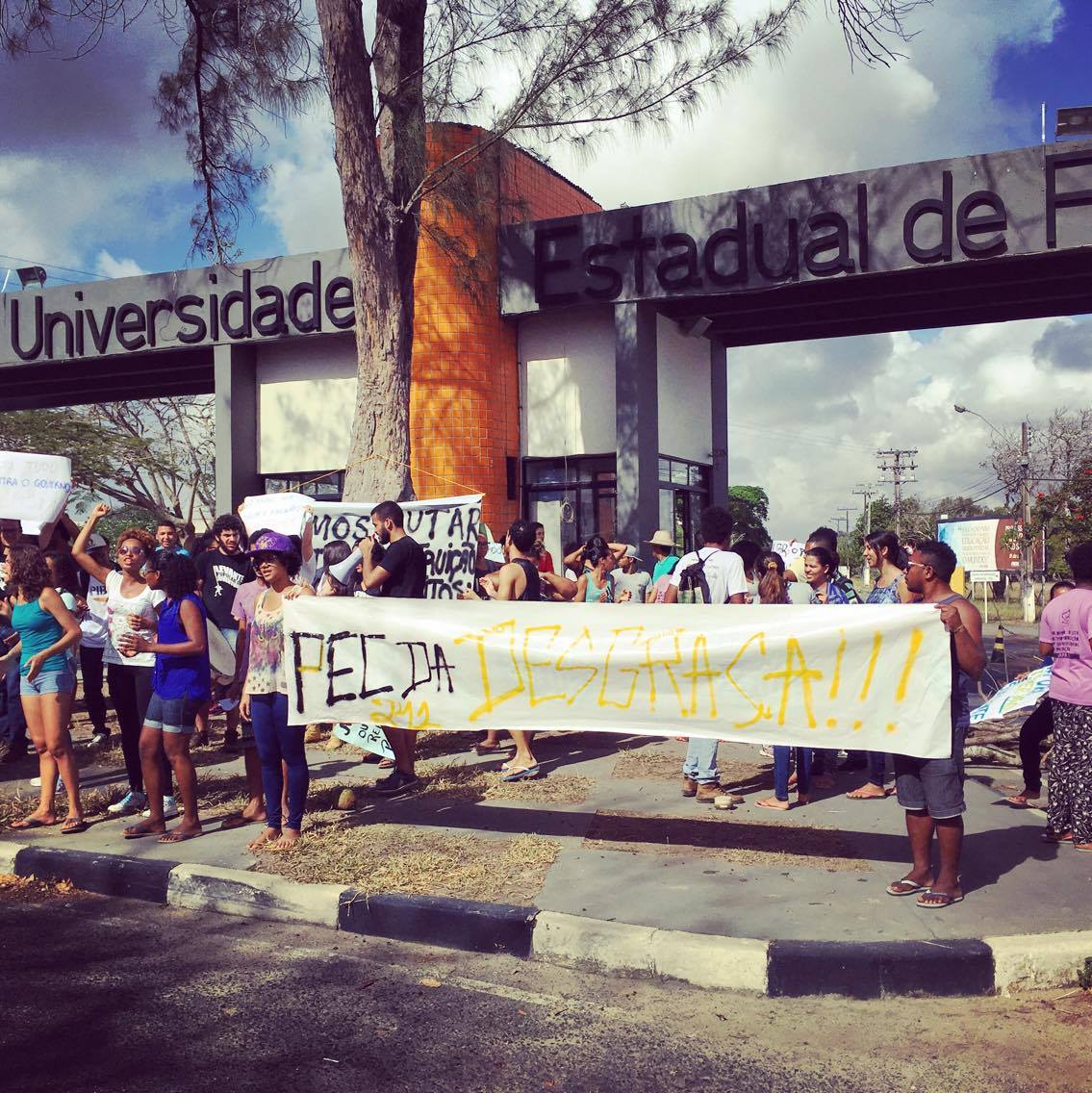 A iniciativa desses estudantes deve ser saudada por nós, pois denuncia a forma truculenta com que este governo ilegítimo vem tratando um tema que nos é tão caro como a educação