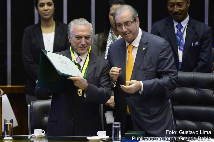 Colunista Alex Solnik recorda a história da parceria Temer-Cunha e diz que "a dobradinha funcionou até a primeira semana de dezembro de 2015", quando Eduardo Cunha contou ao então vice-presidente que fechara um acordo com Jaques Wagner, que orientaria a bancada do PT a votar em seu favor no Conselho de Ética, e ele arquivaria o pedido de impeachment de Dilma Rousseff; o acordo vazou no dia seguinte na mídia, porém, e Rui Falcão determinou que o partido votasse contra Cunha; "Mais tarde Cunha descobriu que os responsáveis pelo vazamento tinham sido pessoas próximas a Temer. Ou seja: Temer tratou de implodir o acordo de Cunha para ser favorecido com a queda da presidente. Por trair Dilma, Temer não sofreu represálias. Mas trair Cunha são outros quinhentos", avalia Solnik