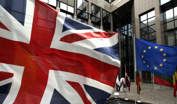 Governo britânico rejeitou uma petição online assinada por 4,1 milhões de pessoas que pediram a convocação de um novo referendo sobre a permanência ou não do país na União Europeia; em um referendo em 23 de junho, 52% dos britânicos que votaram, ou 17,4 milhões de pessoas, escolheram sair da UE