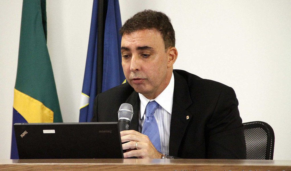 A suspeita de que milícias estariam cobrando de R$ 15 mil a R$ 120 mil de candidatos para que façam campanha em áreas da zona oeste do Rio de Janeiro e cidades do Grande Rio pode ser investigada pela Polícia Federal; o pedido para instauração de inquérito com urgência foi feito nesta quinta (29) pela Procuradoria Regional Eleitoral no Rio de Janeiro; segundo a procuradoria, o valor era definido de acordo com o número de eleitores de cada região, como Duque de Caxias, Magé, Nova Iguaçu e Seropédica; a denúncia foi feita com base em reportagens divulgadas na mídia e trata da exclusividade na divulgação de material de campanha na área pretendida pelos candidatos
 