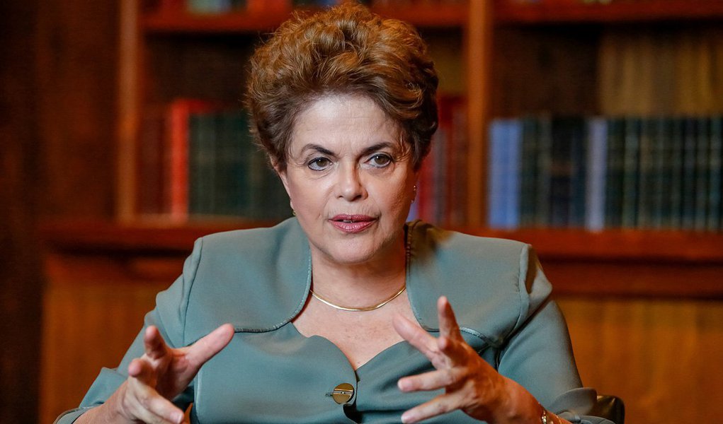 A ex-presidente Dilma Rousseff apresentou nesta quinta (8) ao Tribunal de Contas da União (TCU) sua defesa sobre os questionamentos a respeito das contas do governo de 2015; depois de duas prorrogações dadas pelo TCU, o prazo final para a entrega dos documentos terminava nesta quinta; a previsão é que o plenário do TCU vote o relatório final do ministro José Múcio Monteiro no dia 5 de outubro