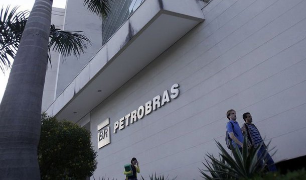 om déficit no ano passado mais de três vezes acima do limite de tolerância permitido, a Petrobras prepara um plano de equacionamento para o seu fundo de pensão, o Plano Petros Sistema Petrobras (PPSP), e prevê percentuais adicionais de contribuições por um prazo de até 18 anos; o Petros fechou 2015 com um déficit de 22,6 bilhões de reais, diante de um limite de tolerância máximo de 6,5 bilhões de reais previsto em legislação