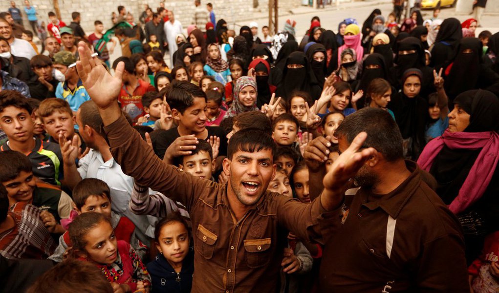 Em Hawija, a 180 quilômetros de Mossul, que está sb intensosos combates entre os jihadistas e as forças de coalização, grupo terrorista EStado Islâmico (EI) cobra até US$ 300 (R$ 936) de homens que queiram fugir e US$ 500 (R$ 1.560) de mulheres; além disso, crianças não conseguem escapar nem pagando, já que são mantidas reféns e forçadas a estudar a doutrina da milícia.