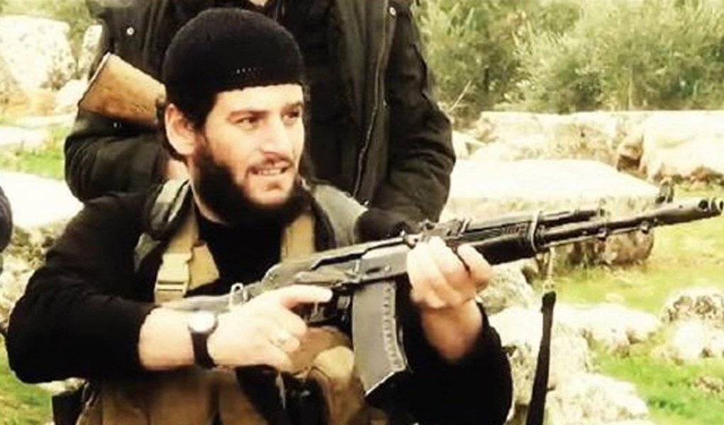 Porta-voz do Estado Islâmico, Abu Muhammad al-Adnani, uma das autoridades mais antigas do grupo extremista, foi morto na cidade síria de Aleppo; confirmação foi feita pela agência de notícias do grupo, Amaq, em um comunicado distribuído pelos apoiadores do EI; segundo a Amaq, Adnani foi morto "enquanto inspecionava as operações para repelir campanhas militares contra Aleppo"