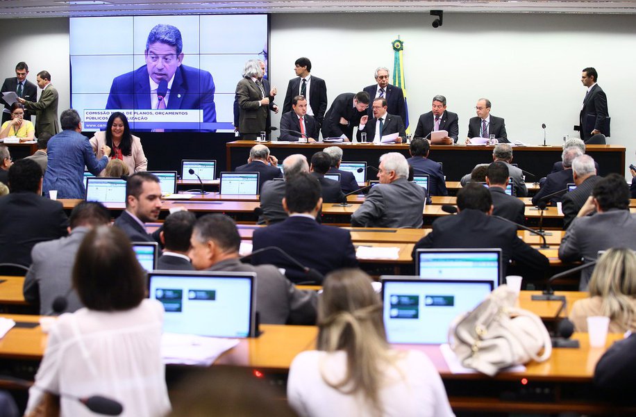Comissão Mista de Orçamento (CMO) aprovou nesta quinta-feira, 14, o texto base do projeto de Lei de Diretrizes Orçamentárias (LDO) de 2017; texto estabelece meta de déficit primário para o governo central (Tesouro, Banco Central e Previdência Social) de R$ 139 bilhões; governo trabalha com o cenário de aumento e/ou criação de novos impostos em 2017 para gerar receitas adicionais de R$ 8 bilhões de reais