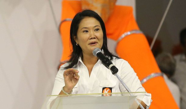 Candidata Keiko Fujimori se consolidou como favorita na corrida contra o rival Pedro Pablo Kuczynski à Presidência no Peru, a uma semana do segundo turno da eleição; segundo pesquisa realizada pelo instituto Ipsos, a filha do ex-presidente Alberto Fujimori, que está preso, teria 45,9% dos votos, enquanto Kuczynski, ex-economista do Banco Mundial e favorito dos mercados financeiros, conseguiria 40,6% dos votos válidos