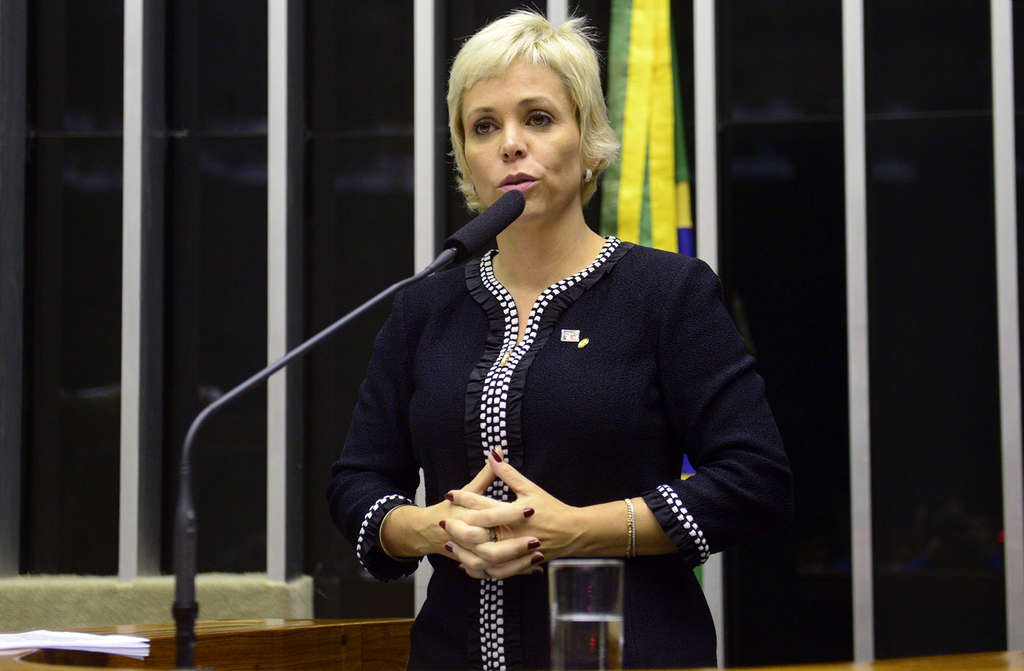 A deputada federal Cristiane Brasil (PTB-RJ), filha de Roberto Jefferson, anunciou neste sábado (9), que vai disputar a eleição para a presidência da Câmara; de acordo com a assessoria de Cristiane Brasil, a deputada tentará buscar votos da bancada feminina da Câmara, dos partidos do chamado "centrão" e de parlamentares do PSDB
