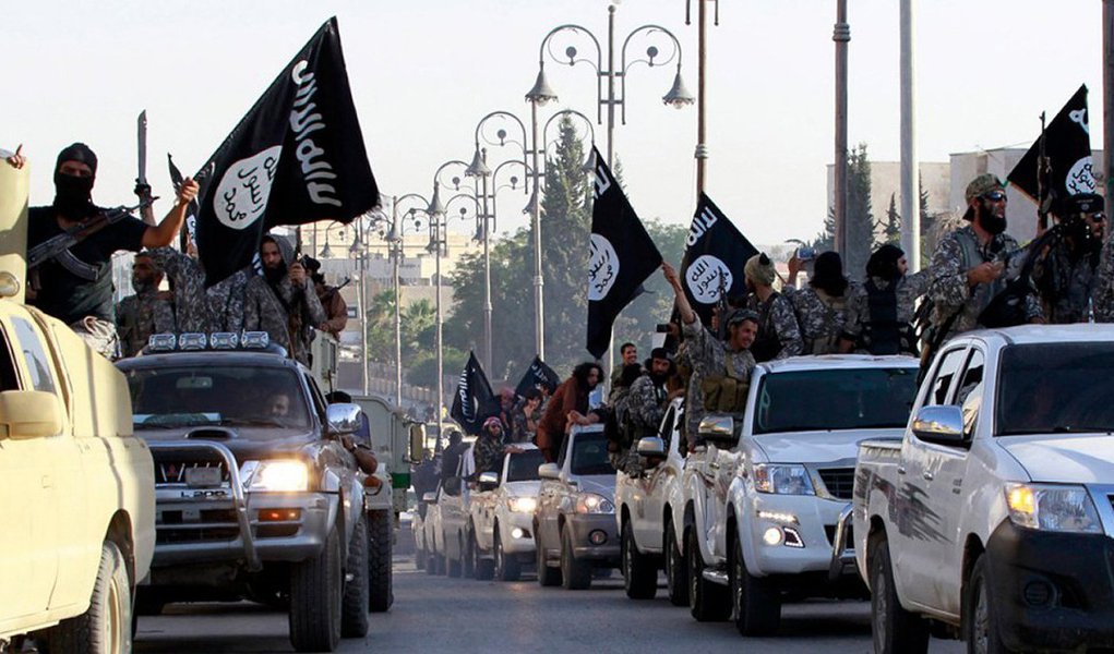 Pelo menos 20 mil crianças estão presas em Faluja e correm o risco de serem recrutadas pelo Estado Islâmico que controlam essa cidade do Iraque, cercada pelas forças armadas; "As crianças correm o risco de serem recrutadas forçosamente para o combate e de se separarem da sua família", alertou o representante do Iraque na Unicef, Peter Hawkins, num comunicado; "As crianças recrutadas são forçadas a segurar armas para combater numa guerra de adultos. A sua vida e o seu futuro estão em perigo", completou