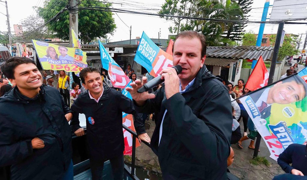 "O Rio fez as suas escolhas ontem nas urnas e devemos respeitar e reconhecer a decisão soberana dos cariocas. Tenho a convicção de que escolhemos o candidato mais preparado para dar continuidade ao ciclo de avanços e transformações que a cidade viveu nos últimos oito anos e agradeço a todos que estiveram ao nosso lado na campanha eleitoral", disse o prefeito do Rio, Eduardo Paes, em nota, ao comentar a derrota de Pedro Paulo (PMDB), que ficou atrás de Marcelo Freixo (Psol) e não disputará o segundo turno