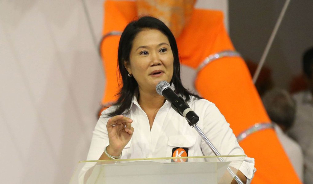 Candidata Keiko Fujimori se consolidou como favorita na corrida contra o rival Pedro Pablo Kuczynski à Presidência no Peru, a uma semana do segundo turno da eleição; segundo pesquisa realizada pelo instituto Ipsos, a filha do ex-presidente Alberto Fujimori, que está preso, teria 45,9% dos votos, enquanto Kuczynski, ex-economista do Banco Mundial e favorito dos mercados financeiros, conseguiria 40,6% dos votos válidos