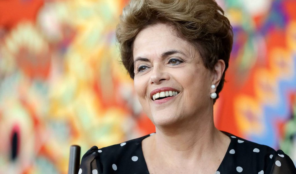 "Não acredito que a vida, na real, seja um lago tranquilo. Enfrentei dois golpes no Brasil e em ambos tive uma participação efetiva. No primeiro, lutei e fui presa por três anos. Agora, estou resistindo. Também tive um câncer [linfático]. Sempre achei que a boa vida é feita de lutas que valem a pena. Claro que todo mundo fantasia: vai chegar uma hora que vai ser mais fácil, mas não é", disse a presidente Dilma Rousseff, em entrevista à revista feminina; confira