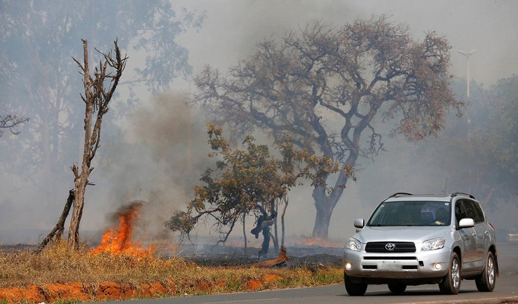 Há 85 dias sem chuva, o Distrito Federal registrou um aumento de 370% nas ocorrências de incêndio, com umidade relativa do ar variando entre 13% e 23% na primeira quinzena de agosto; segundo especialistas, a aridez traz riscos à saúde e agrava problemas como rinite, asma e faringite; o cerrado também sofre as consequências, com queimadas diárias, em diversos pontos do Distrito Federal; a Subsecretaria de Proteção e Defesa Civil do DF declarou estado de alerta em toda a região