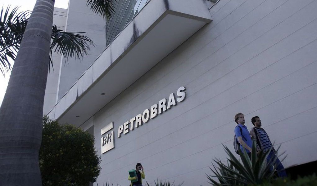 om déficit no ano passado mais de três vezes acima do limite de tolerância permitido, a Petrobras prepara um plano de equacionamento para o seu fundo de pensão, o Plano Petros Sistema Petrobras (PPSP), e prevê percentuais adicionais de contribuições por um prazo de até 18 anos; o Petros fechou 2015 com um déficit de 22,6 bilhões de reais, diante de um limite de tolerância máximo de 6,5 bilhões de reais previsto em legislação