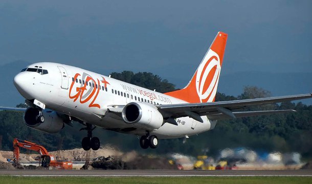 Vice-presidente financeiro da Gol, Edmar Lopes Neto, disse nesta segunda-feira, 4, que a companhia aérea viu com otimismo a adesão de cerca de 20% do total de detentores de bônus à sua oferta de troca de dívida; empresa informou que a oferta de permuta, que previa uma redução de até 70 por cento no valor da face dos papéis, teve adesão de US$ 174,7 milhões de um total de US$ 780 milhões pretendidos pela companhia
