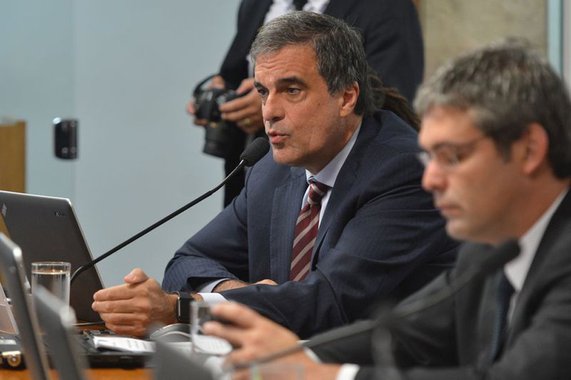 Em ofício enviado à comissão do impeachment no Senado, o Banco do Brasil informou que não há atos praticados pela presidente Dilma Rousseff nas liberações de pagamentos para o Plano Safra, apenas por meio de portarias assinadas pelo ministro da Fazenda; documento sustenta argumento da defesa, representada por José Eduardo Cardozo, para quem Dilma não deve ser condenada pelas pedaladas do Plano Safra, pois não era responsável direta pela gestão do plano; "O Banco do Brasil mandou essa informação. Então, se não há ato dela, onde está o dolo? Não há o dolo", disse a senadora Vanessa Grazziotin (PCdoB-AM) na sessão desta sexta, ao ler o ofício do BB