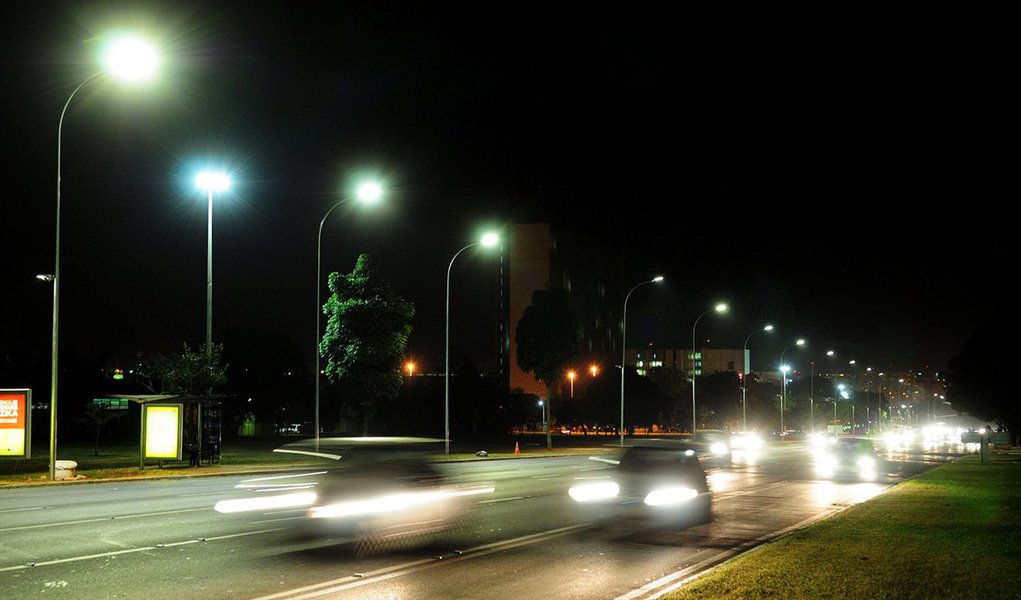 Interessados em administrar a iluminação pública do Distrito Federal têm até 1º de julho para requerer autorização de estudos técnicos à Secretaria de Fazenda; o mote da parceria é modernizar, expandir e tornar mais eficiente o serviço prestado à população. A abertura do procedimento de manifestação de interesse (PMI) foi publicada no Diário Oficial; a concessionária deve atualizar o cadastro técnico dos 287.948 postes da cidade, modernizá-los e construir duas centrais: uma de atendimento ao consumidor e o Centro de Controle Operacional, onde todo o sistema será monitorado