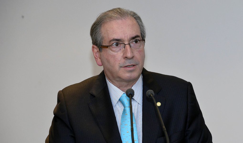 A defesa do presidente afastado da Câmara, Eduardo Cunha (PMDB-RJ), classificou de “manobra” o parecer do relator, Marcos Rogério (DEM-RO), pedindo a cassação do mandato de Cunha no Conselho de Ética por quebra de decoro parlamentar; no voto, Rogério afirmou ter encontrado provas suficientes de que Cunha recebeu recursos ilícitos no exterior por meio de trustes e que, por isso, teria mentido em depoimento à CPI da Petrobras ao negar as contas fora do Brasil