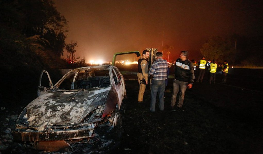 O Instituto Médico Legal (IML) informou que o corpo da vítima fatal do acidente na BR-277, em Morretes, no litoral do Paraná, é o de Caroline Fernanda Grassmann Martin, mãe da bebê achada com vida no local da batida; o pai da criança, Luiz Carlos Silva, também morreu; o motorista de um caminhão-tanque perdeu o controle da direção e bateu contra uma mureta de proteção; o veículo transportava 44 mil litros de álcool e explodiu em seguida; outros doze veículos foram atingidos; o condutor disse que o painel do veículo apontava a existência de uma falha nos freios, mas continuou a viagem; segundo a Polícia Civil, ele está preso e deve responder por homicídio doloso, com dolo eventual, ou seja, quando assume o risco de matar